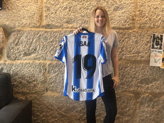 Alexandra Jonson muestra una camiseta de Isak