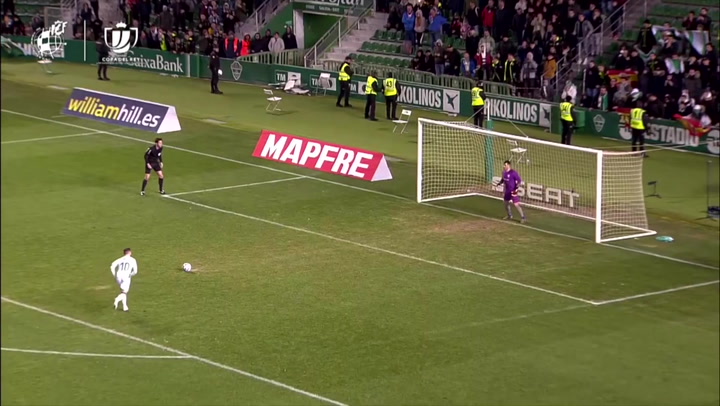 Elche - Athletic Bilbao. Herrerín detiene un penalti en la tanda a Iván Sánchez