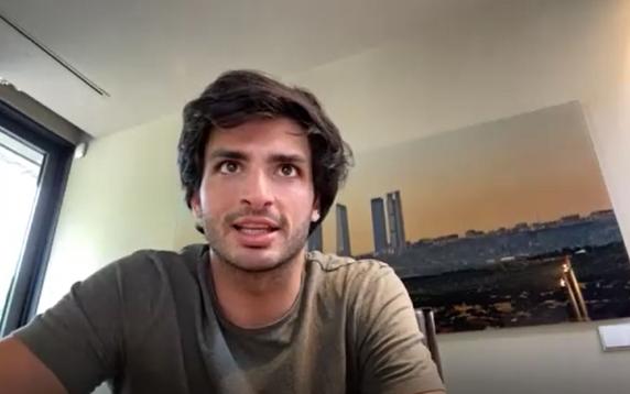 Carlos Sainz, en videoconferencia desde su casa en Madrid
