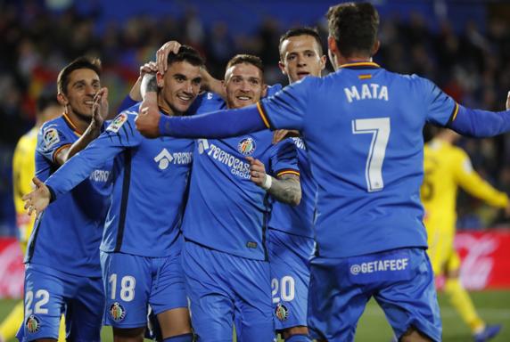 Jaime Mata celebra un gol junto a sus compañeros