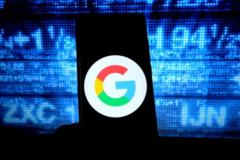 En esta ilustración fotográfica, una ubicación popular busca en línea ...