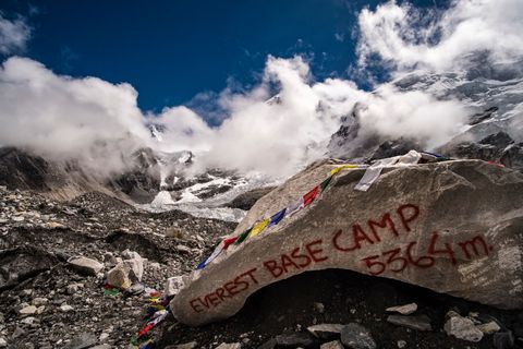 Everest Base Camp 5364 m, escrito en una gran roca en Khumbu ... Everest Base Camp 5364 m, escrito en una gran roca en Khumbu ...