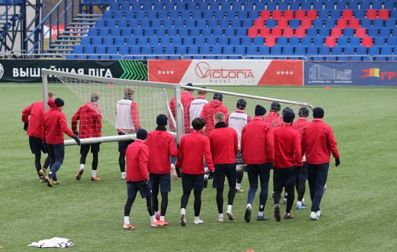 Minsk (Belarus), 01/04/2020.- Players of FC Minsk in action during training session on the stadium of their club in Minsk, Belarus, 01 April 2020. Belarus didn't suspend soccer games, as most of European countries did because of coronavirus COVID19 pandemic. Belarus plans to hold all soccer matches, as scheduled, local media reports. (Bielorrusia) EFE/EPA/TATYANA ZENKOVICH