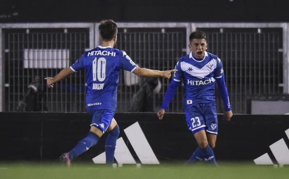 Thiago Almada, celebrando un gol con Vélez Sarsfield