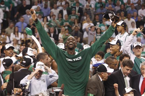 Kevin Garnett celebra el título logrado con Boston en 2008.