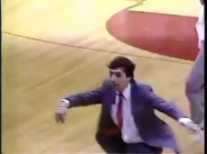 Valvano guió a North Carolina State al triunfo en una final increíble de la NCAA en 1983 Valvano guió a North Carolina State al triunfo en una final increíble de la NCAA en 1983