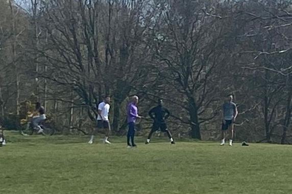 Mourinho, dirigiéndose un entrenamiento en un parque de Londres