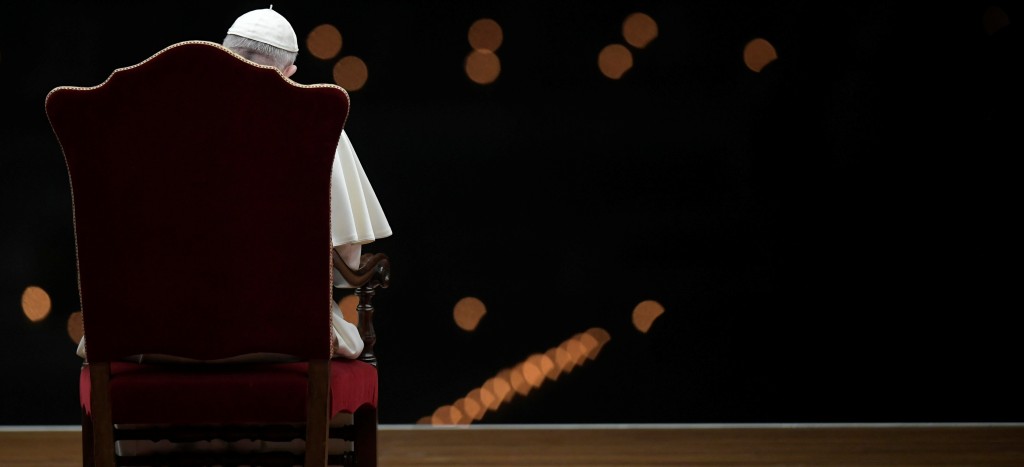 Papa ora en inusual ceremonia de Viernes Santo en una vacía plaza de San Pedro