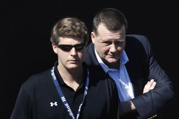 Hank Steinbrenner (derecha) con su hermano Hal