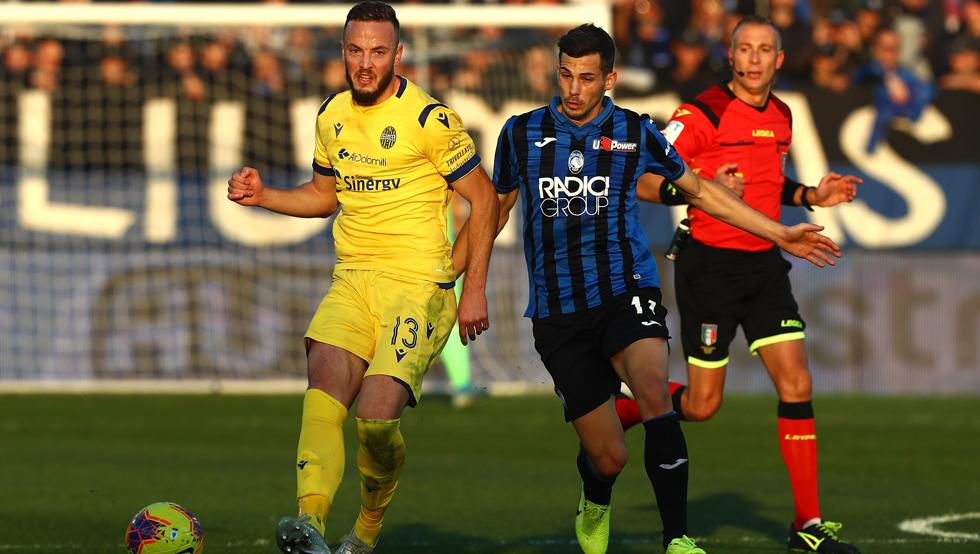 Amir Rrahman escapa con el balón de Remo Freuler