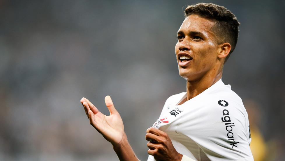 El jugador del Corinthians Pedrinho celebrando un gol