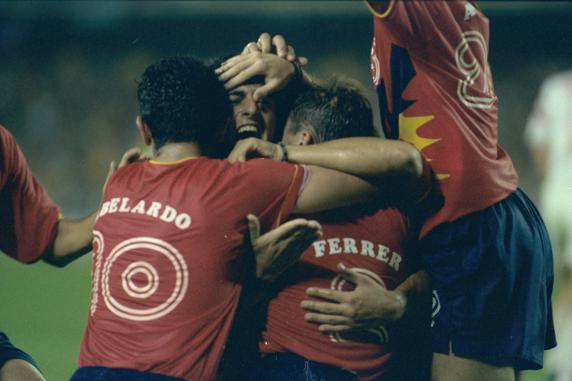 La piña de los jugadores tras el 3-2 de Kiko