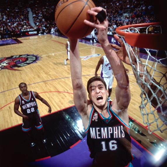 Una imagen de archivo de un joven Pau Gasol machacando el aro en su temporada de novato.