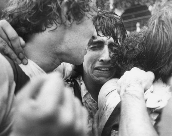 Celebración título de Liga de la Real Sociedad tras proclamarse campeón en El Molinón después de empatar (2-2) contra el Sporting de Gijón el 26 de abril de 1981. Satrústegi y Diego.