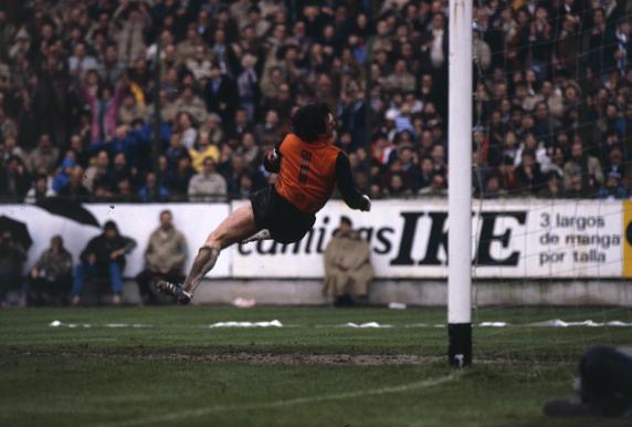 Último y dramático partido de liga, entre el Sporting de Gijón y la Real Sociedad, en el que los donostiarras se alzan con el título en el Molinón, gracias a un gol de Zamora en el último minuto, el empate a 2. Arconada volando.