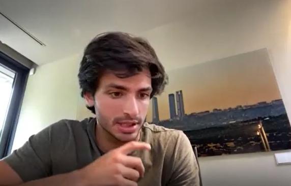 Carlos Sainz, en videoconferencia desde su casa en Madrid