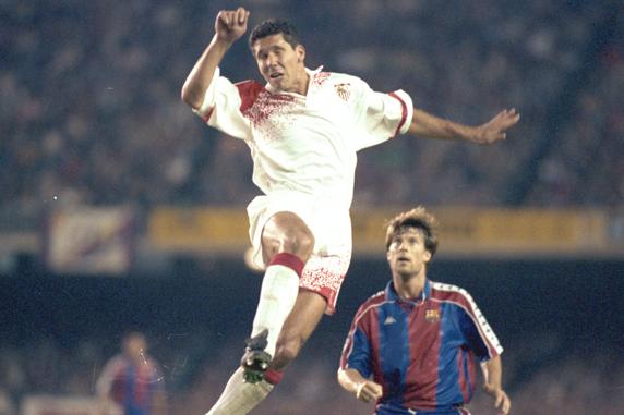 Simeone, con Laudrup, en un Barça-Sevilla