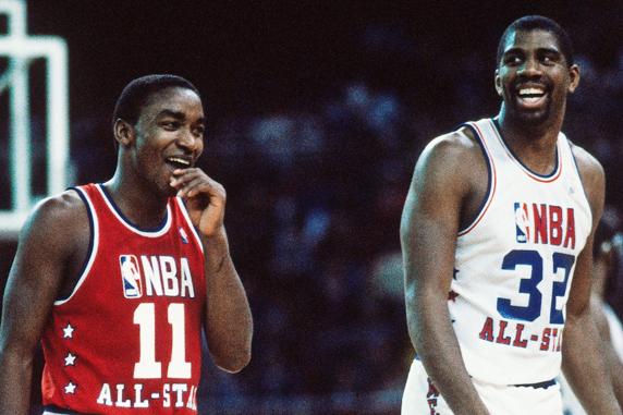 Magic Johnson e Isiah Thomas sonríen durante la celebración de un All Star Game.