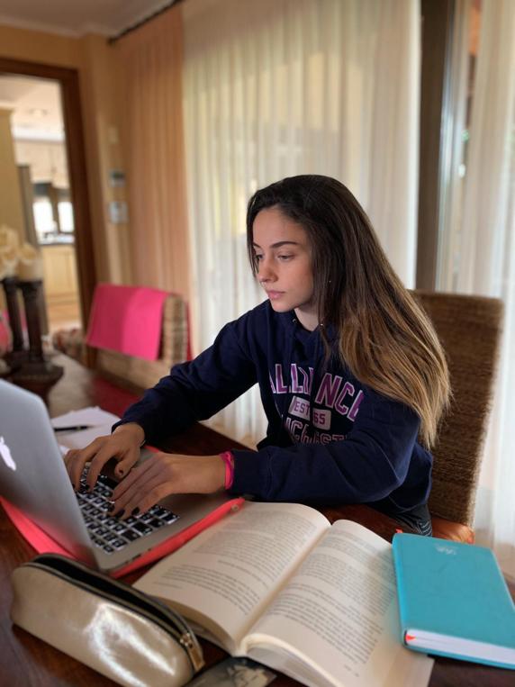 La piloto Marta García, confinada en su casa, realizando trabajos del primer año de la carrera de Publicidad y Relaciones Públicas