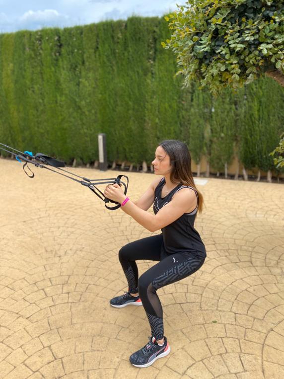 La piloto Marta García, confinada en su casa, entrenando