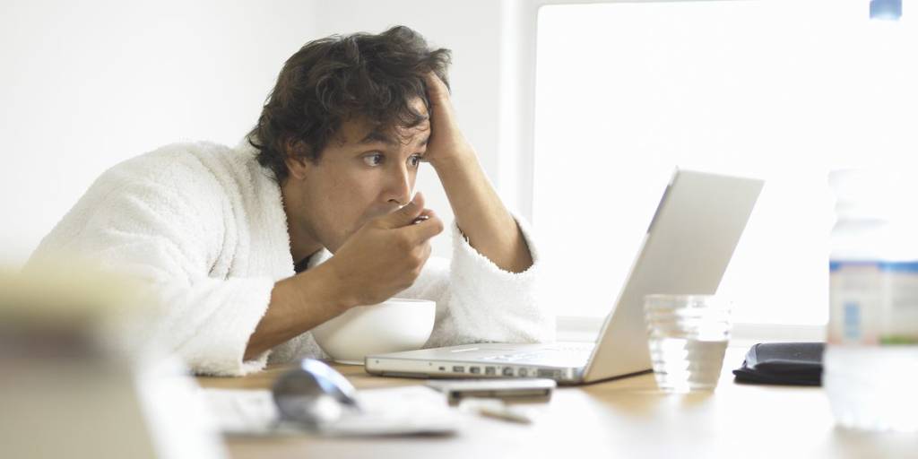 Ahora que trabaja desde su hogar, necesitará una manera de tomar un refrigerio de manera segura durante las videollamadas