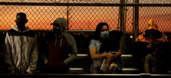 Al menos 220 migrantes contraen Covid-19, informó Inmigración y Control de Aduanas de EU