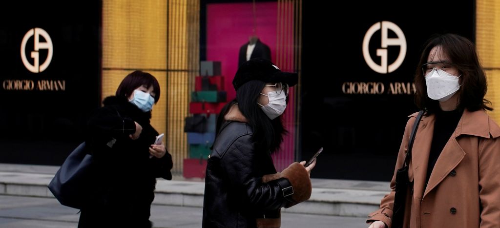 Armani fabrica batas para personal médico que lucha contra el Covid-19