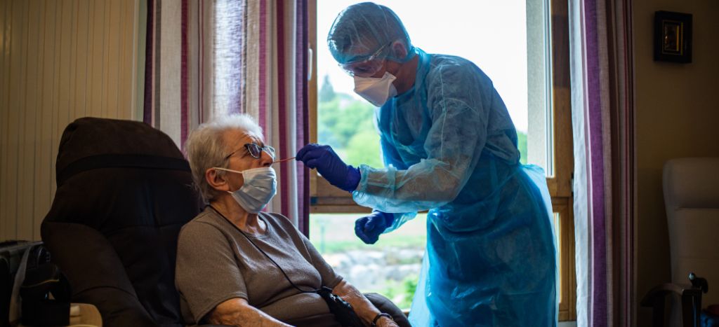 Asilos registran sexta parte de muertes por Covid-19 en Reino Unido