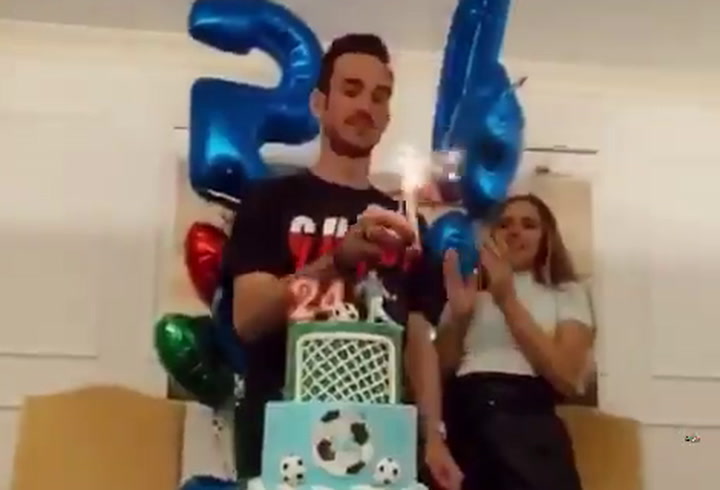 Fabián Ruiz celebró su 24 cumpleaños confinado en casa Fabián Ruiz celebró su 24 cumpleaños confinado en casa