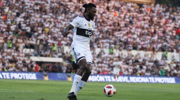 Adebayor, en su debut como jugador del Olimpia