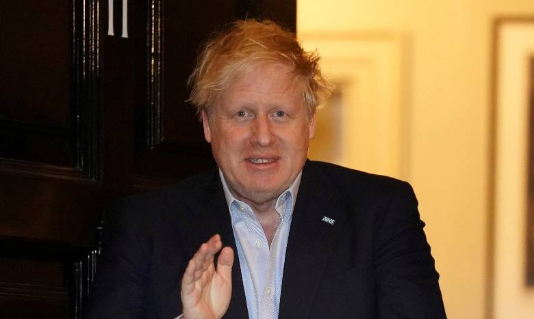 Boris Johnson se encuentra de “buen ánimo” pero seguirá hospitalizado