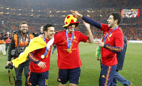 Capdevila, junto a Pedro y Albiol tras ganar el Mundial