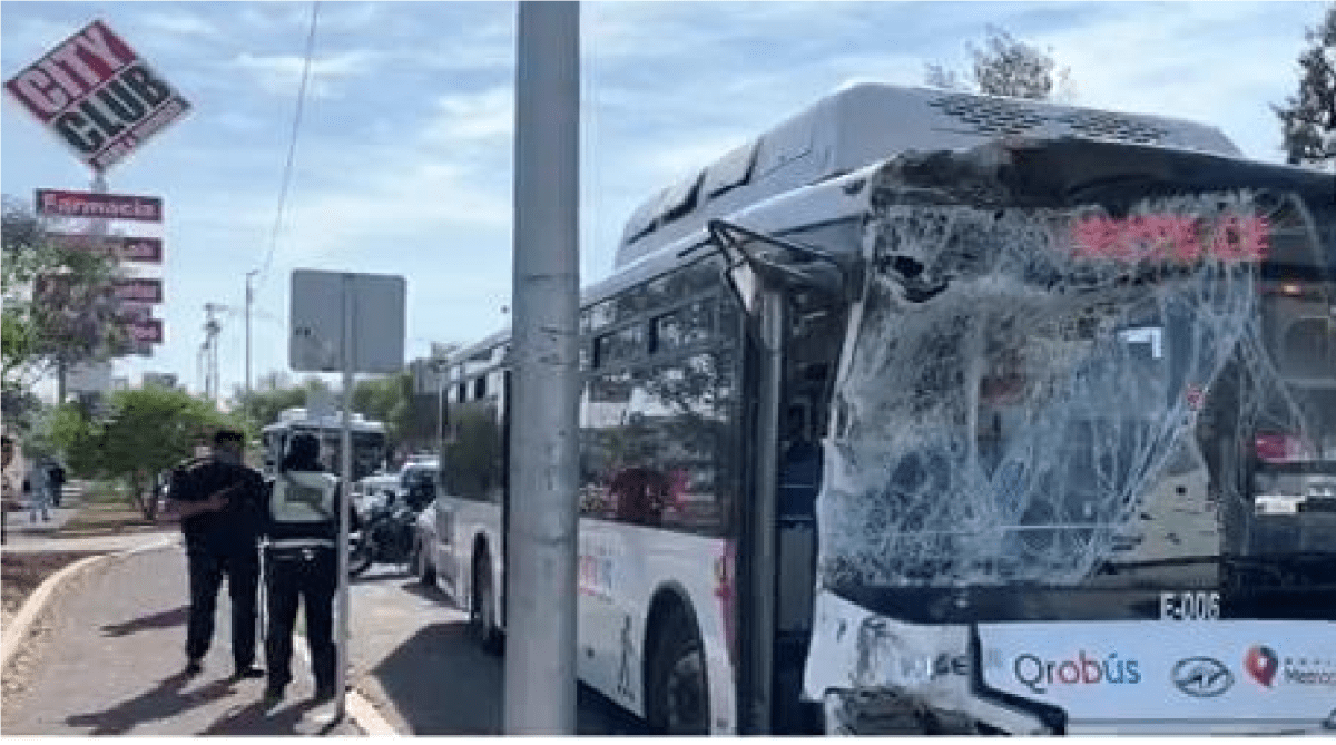 Chocan dos camiones, uno de ruta 65 de QROBUS, hay 10 heridos, en Prolongación Zaragoza