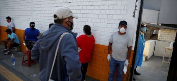 Cientos de peruanos desafían la cuarentena en caravana por su país
