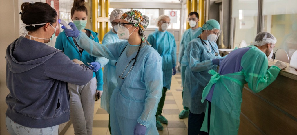 Confinamiento castiga economía británica; exigen a Johnson estrategia de salida