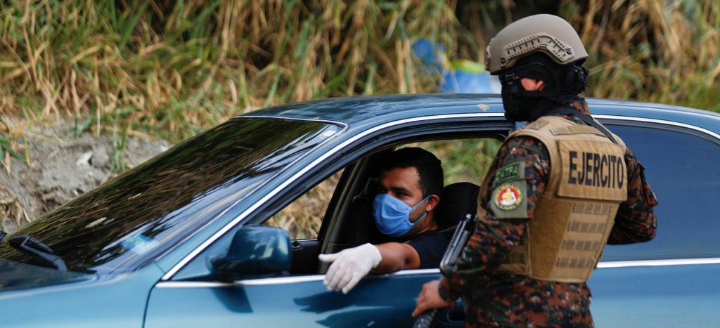 Corte de El Salvador prohíbe detenciones arbitrarias por violar cuarentena