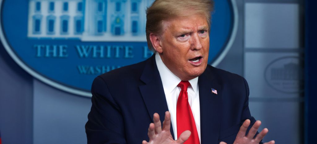 Donald Trump firma decreto para suspender inmigración a Estados Unidos