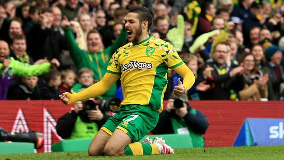 Emiliano Buendía, jugador del Norwich City, al que sigue el Atlético de Madrid.