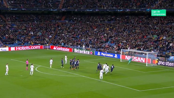 Champions League: Real Madrid - PSG. Disparo de falta directa de Gareth Bale que golpeó en el poste