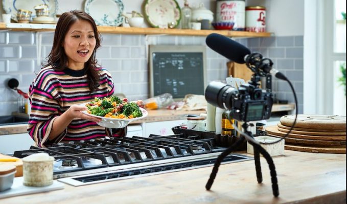 El coronavirus podría alejar a los consumidores de personas influyentes y transmitir TV