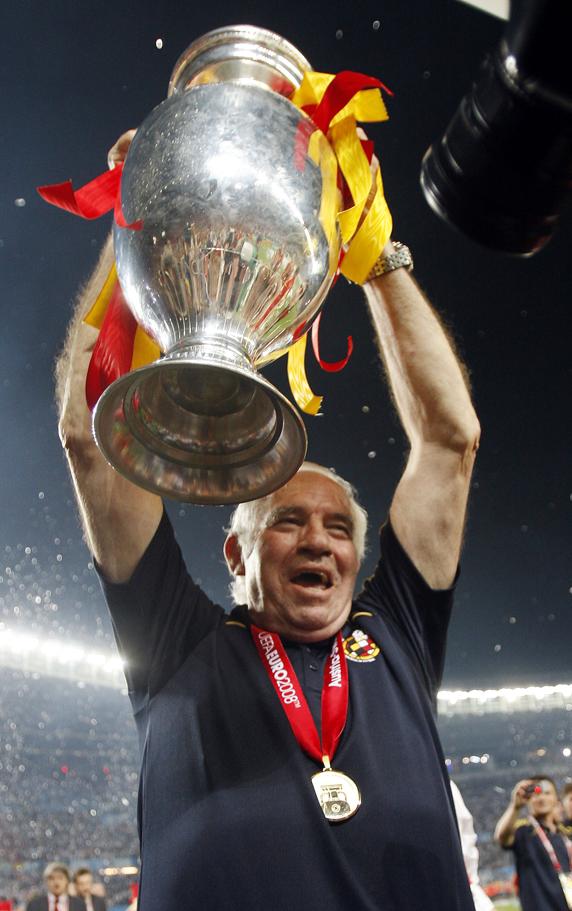 Luis Aragonés, con la Eurocopa conquistada