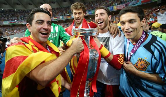España-Italia. Final. Eurocopa 2012. Los futbolistas españoles dan la vuelta de honor con el trofeo.