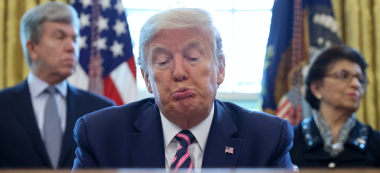 Fabricante de Lysol pide no inyectarse el desinfectante como sugirió Trump para tratar Covid-19 | Video