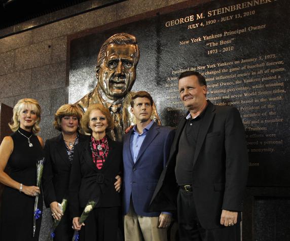 La familia Steinbrenner, propietaria de los Yankees desde 1973, ante el monumento dedicado al patriarca George