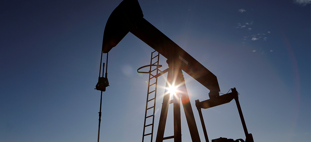 Futuros de crudo se desploman a niveles históricos; barril de WTI opera en precio negativo