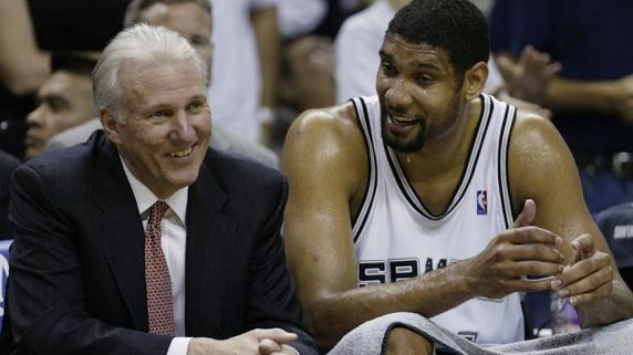 Tim Duncan y Gregg Popovich conversan en el banquillo en una imagen de archivo.