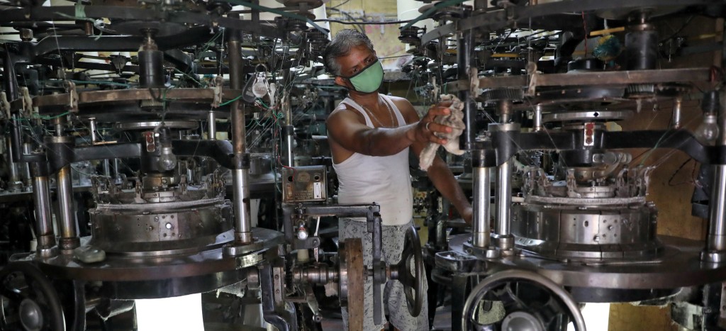 India reactiva fábricas y agricultura pese a aumento en casos de coronavirus