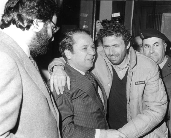Quini, junto al presidente del Barça, José Luis Núñez, llorando de alegría tras su liberación en Zaragoza