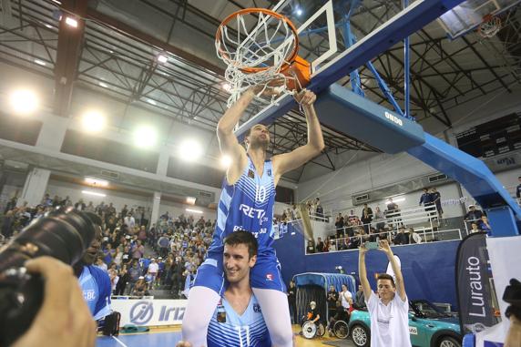 Lander Lasa corta la red a hombros de Joan Pardina