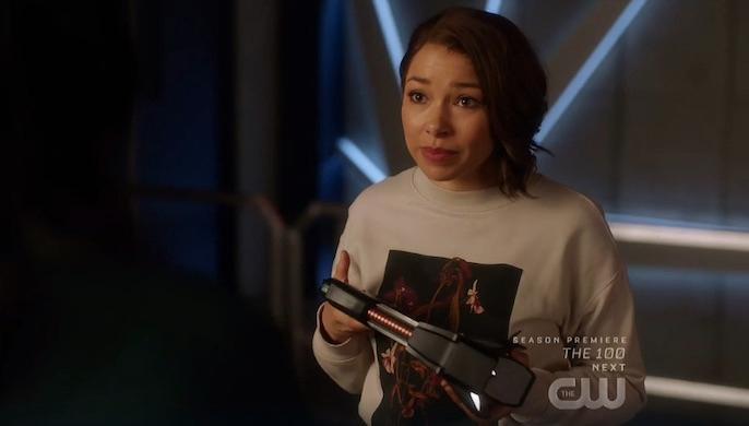 nora-west-allen-xs-jessica-parker-kennedy-mirror-gun-the-flash nora-west-allen-xs-jessica-parker-kennedy-mirror-gun-the-flash